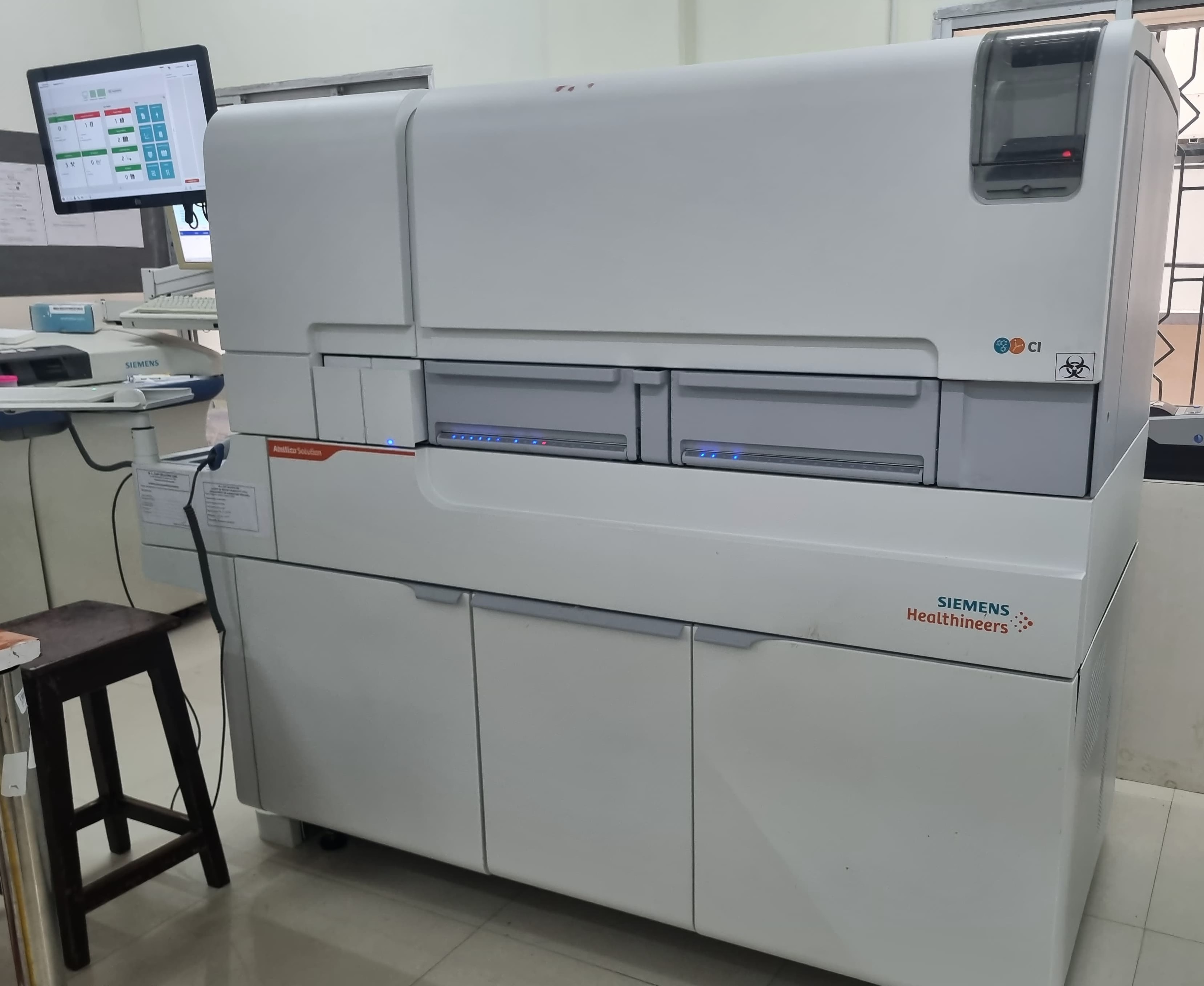 Integrated modular Clinical Chemistry and Immunoassay Analyzer